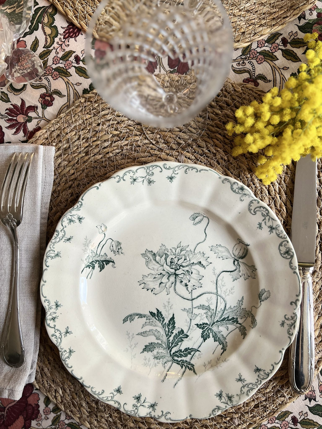 **RESERVEE** PAVOTS GRIS-VERT - Suite de 6 assiettes plates modèle Pavots par la manufacture française Choisy le Roi (H. Boulenger) - Terre de Fer