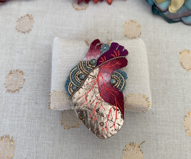 Broche coeur bordeaux rose fluo