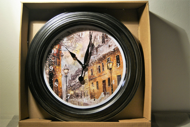 Horloge rue enneigée