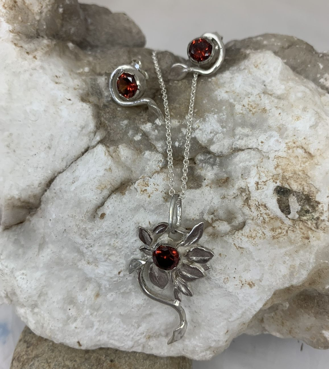 Schmuckset Anhänger und Ohrringe aus recyceltem Altsilber mit rotem Hessonit-Granat 2x4cm