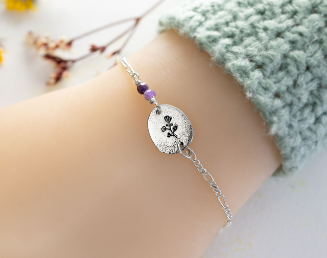 Pulsera floral con amatistas hecha a mano en plata 925.