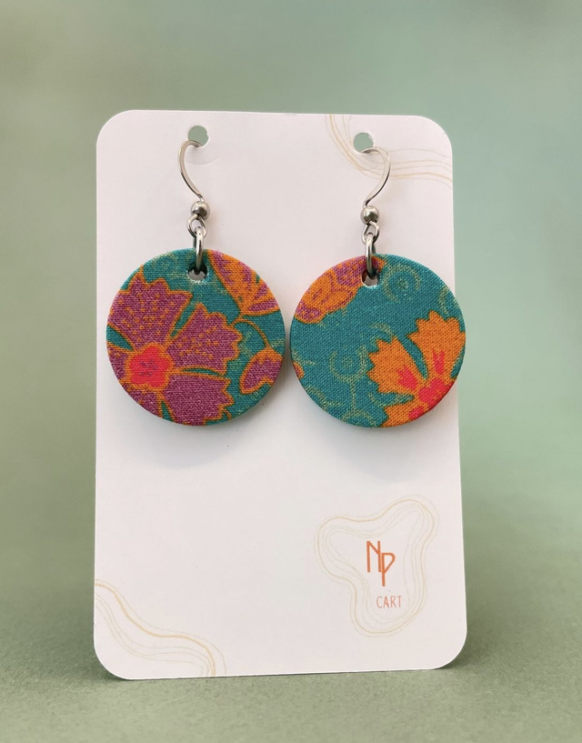Boucles d'oreilles carton et tissu forme petites rondes, collection " indie turquoise " - fond turquoise et motifs fleuris bleu, orange et rose 