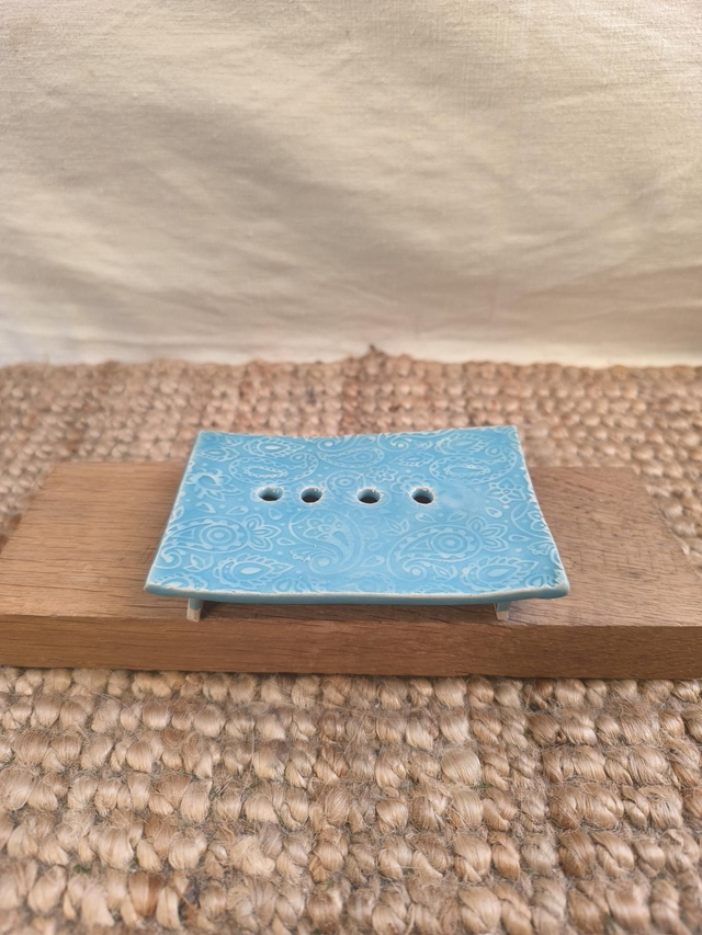 Porte savon avec ornéments, argile blanc, émail bleu