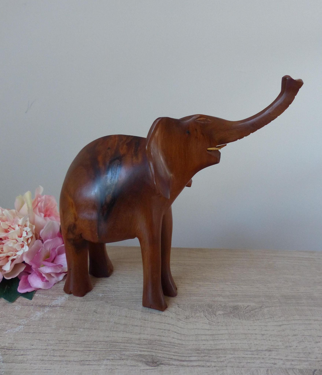 Sculpture artisanale d’éléphant en bois massif – Élégante décoration boho, pièce unique sculptée à la main, symbole de force et de chance
