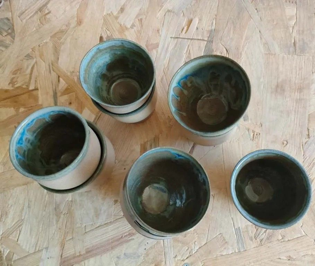 Tasses en grès – Émail vert profond à reflets bleutés – Lot ou à l’unité
