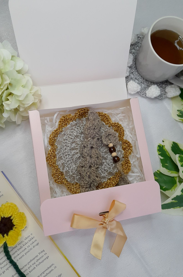 Komplet kazalo in podstavek v darilni škatlici