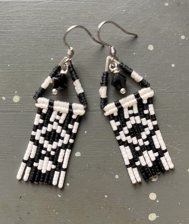 Boucles d&#039;oreille en macramé et perles à franges noires et blanches