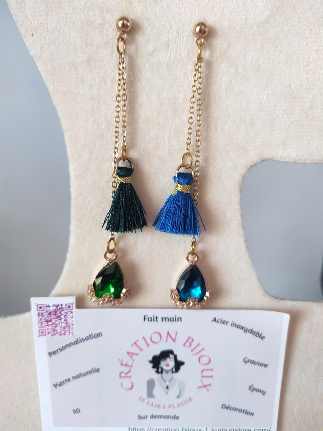 Boucle d'oreille pendante strass et pompon 