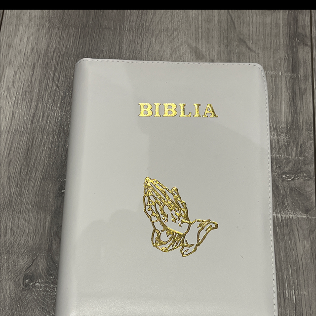 Biblia medie, alb, maini in rugaciune 