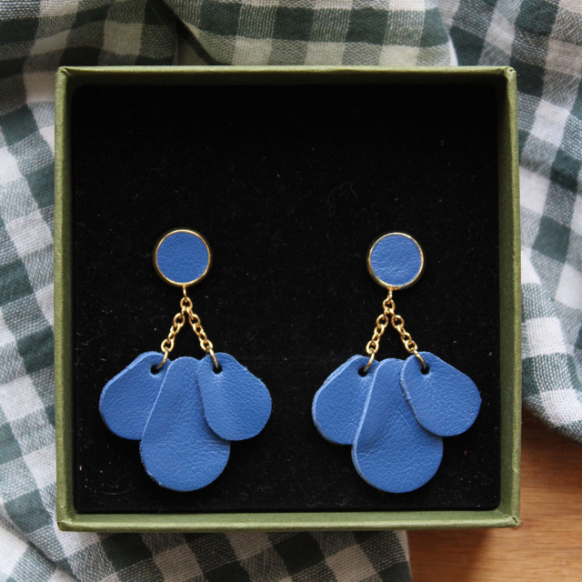 Boucles d’oreilles pétales cuir bleu