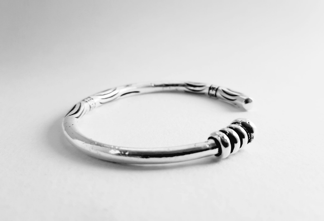 JONC TORQUE ARGENTÉ ASYMÉTRIQUE