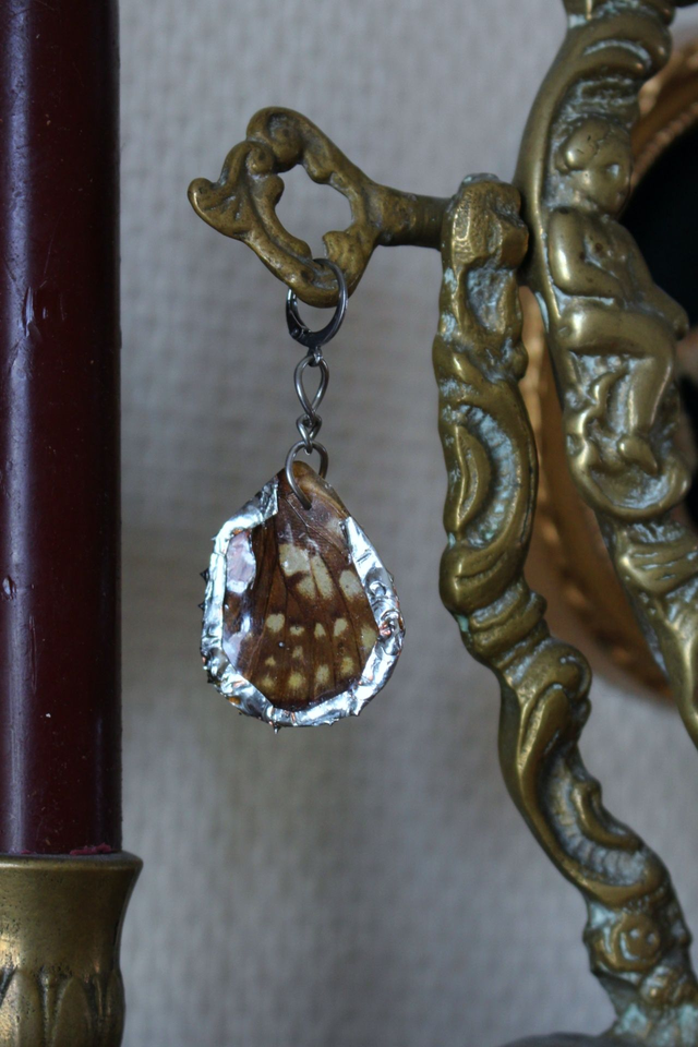 Monoboucle, spiky butterly wings