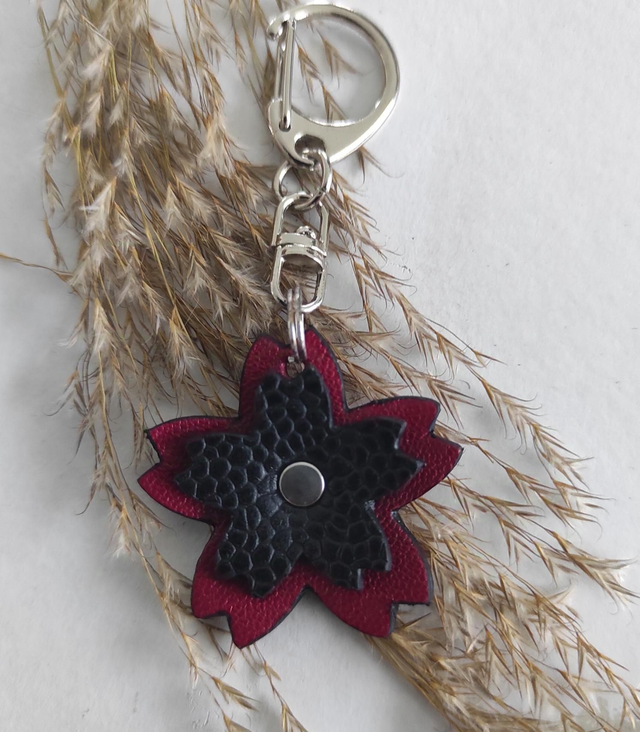 Porte clés fleur en cuir 