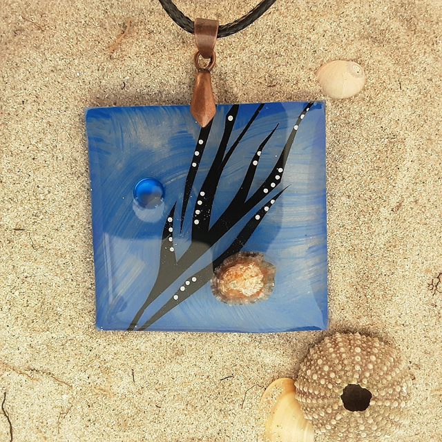 Pendentif grand carré collection Maritime résine bleu brossée motif algue noire