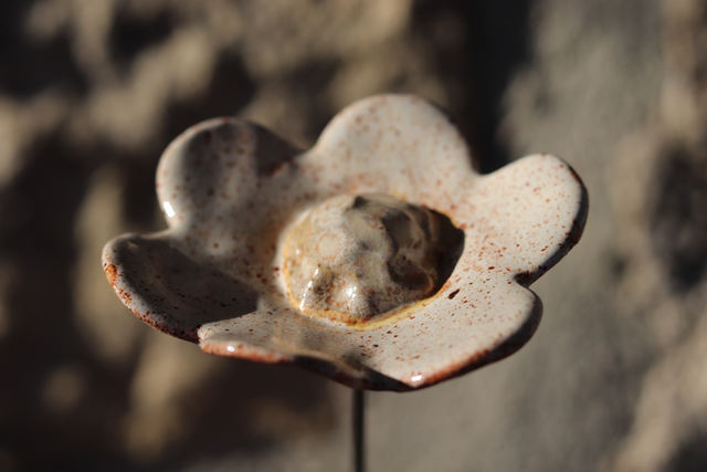 Fleur en céramique mouchetée