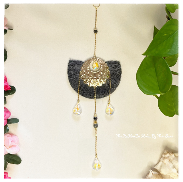 Attrape-soleil pompon – acier doré & pierres naturelles