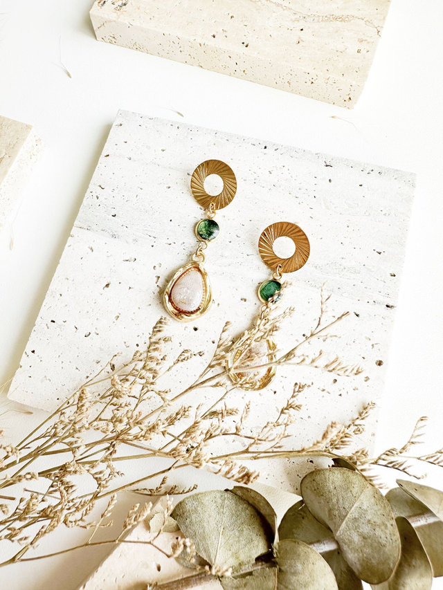 Boucles d&#039;oreilles Calista | Beige vert et or