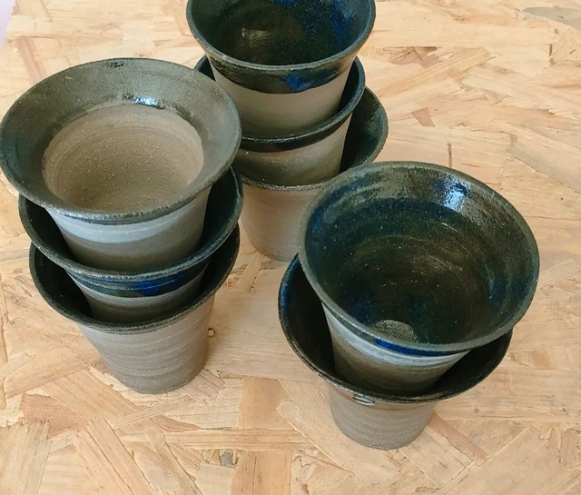 Huit pots en grès – Émaillage vert profond et bleu nuit – Pièces uniques artisanales