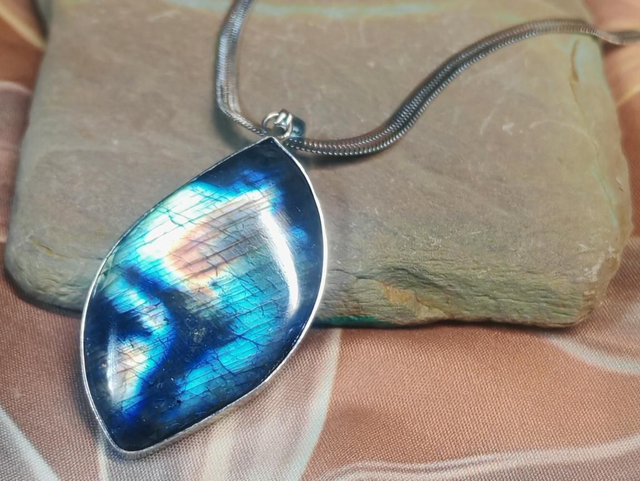 Pendentif labradorite torsadée