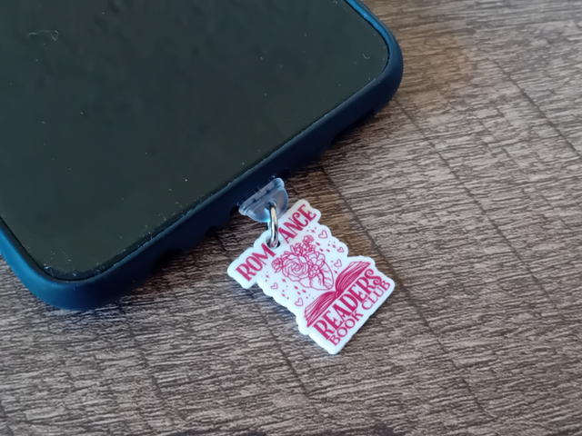 Bijou de téléphone anti-poussière “Romance Reader Book Club” – Accessoire pour liseuse, smartphone iOS & Android (1)