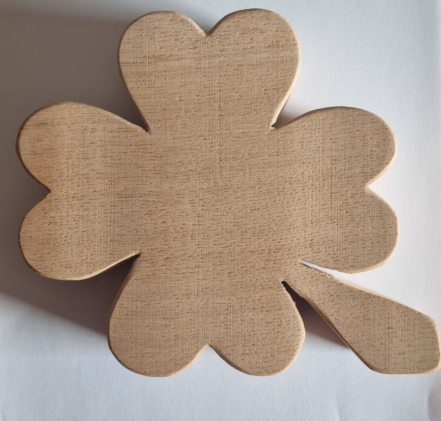 Glücksbringer Kleeblatt aus Holz – Vier Herzen für ein bisschen Glück