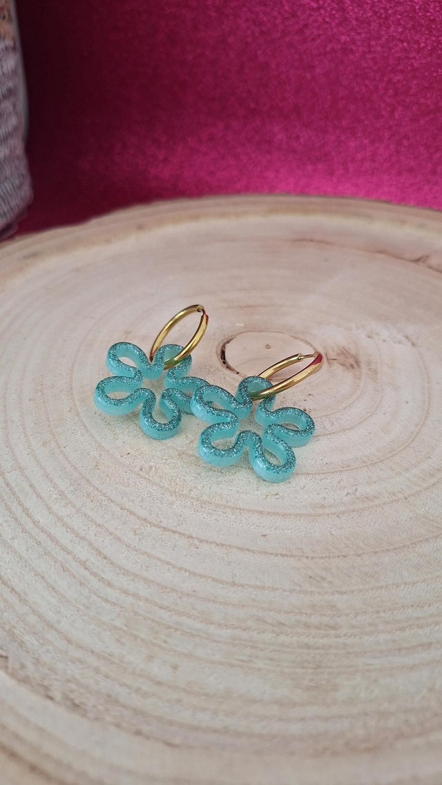 Boucles d&#039;oreilles créoles dorées fleurs paillettes turquoises 