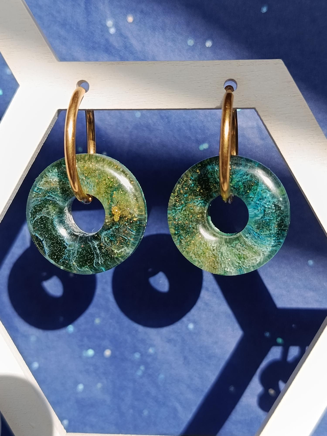 "Capture d'Ailes - Émeraude Sylvestre", pampilles en résine vert et or de Vanasteria