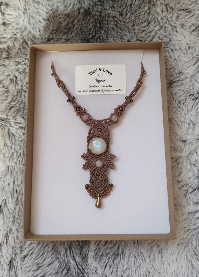 Collier avec pierres de lune