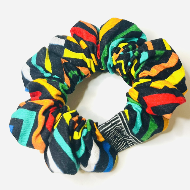 Afrikaanse Scrunchie “Zebra Glow” – Handgemaakte Haaraccessoire met Tribal Geometrisch Design