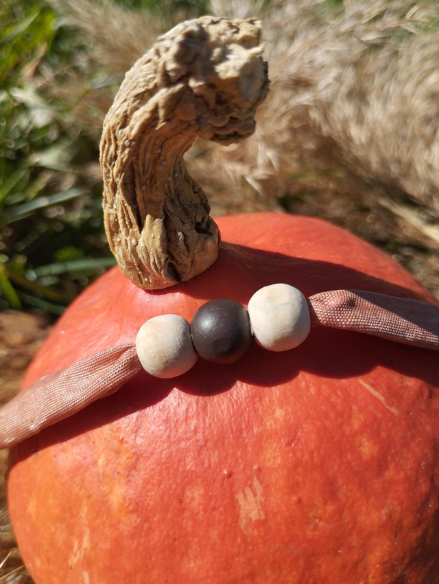 Bracelet en tissus 3 perles de bois - motif marron glacé 1