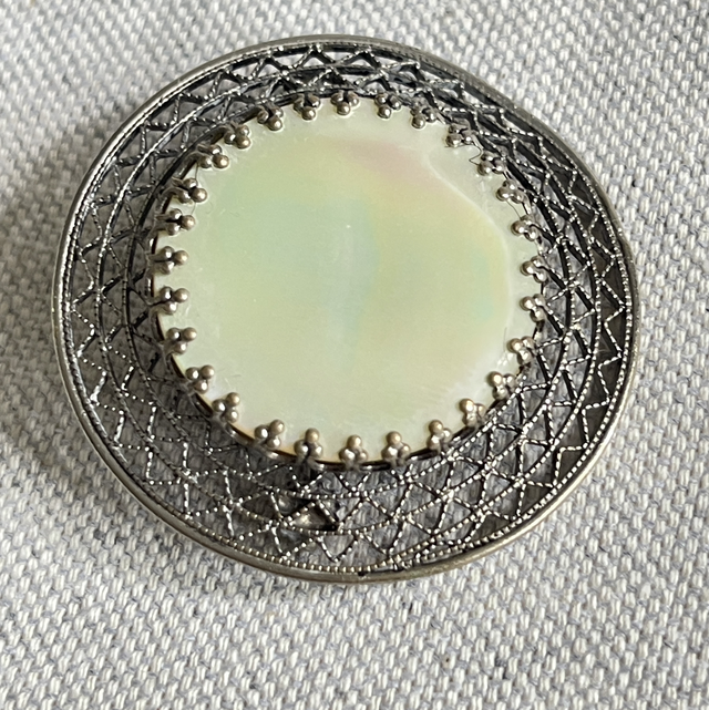 Perlmutt Brosche