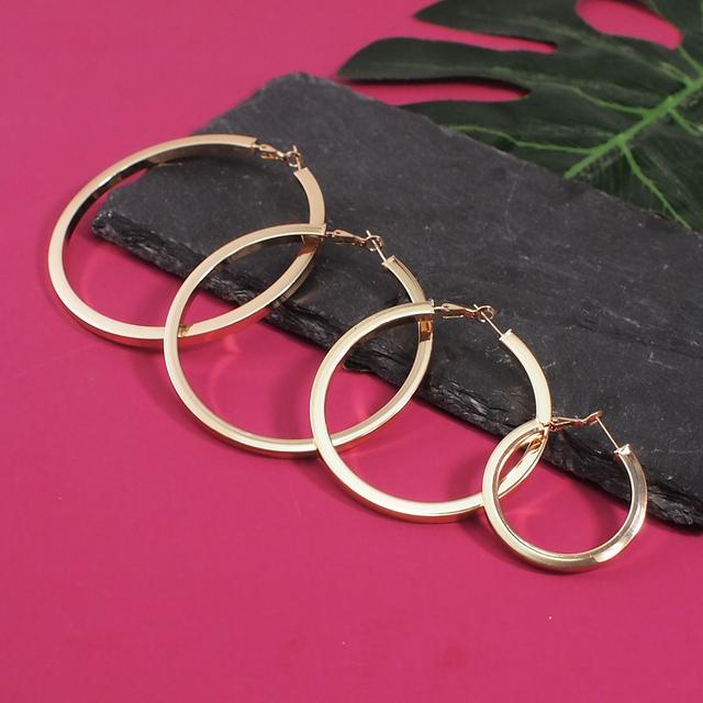 Brincos de argola ⭕ dourada em metal não aço, formato de tubo quadrado.