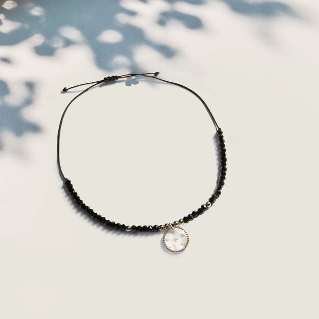 Weißes Vergissmeinnicht Armband mit Spinell in Gold