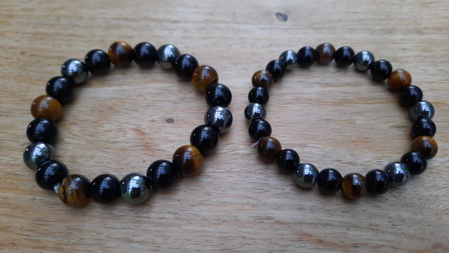 Armband programmiert als Strahlenschutz für Erwachsene, mit Halbedelsteine Tigerauge, Hämatit und Onyx.