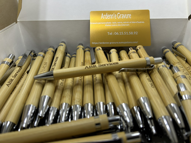 Stylo en bois gravé 