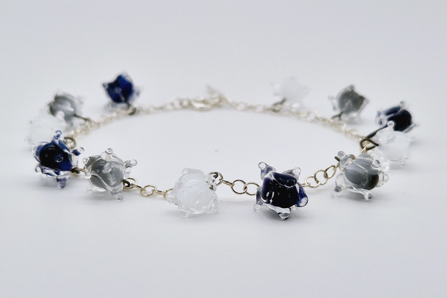 Bracelet Clochettes blanches, grises et violettes