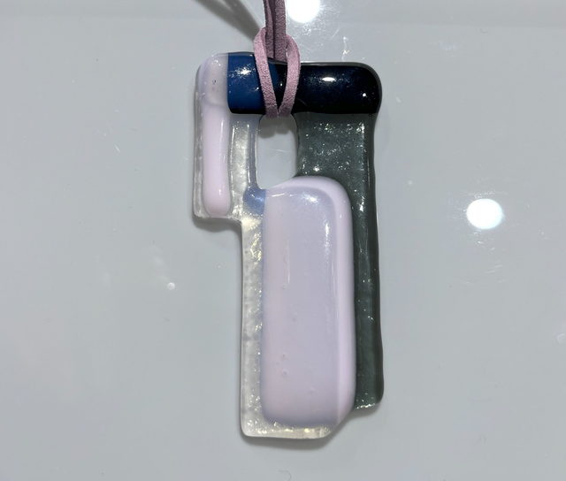 o7 Schmuckanhänger aus Glas , Farbakzent rosé . graphit 4,5 x 8 cm