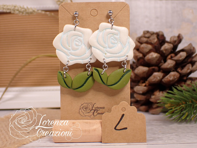 Orecchini pendenti floreali con fiore rosa bianca e foglie tg L