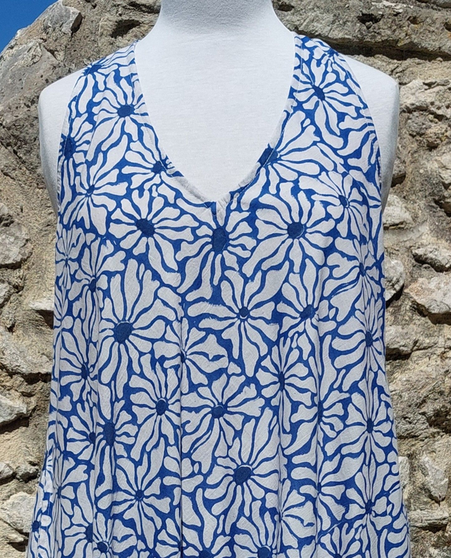 Robe d&#039;été flottante en coton voile léger imprimé à la main, motif floral bleu sur blanc