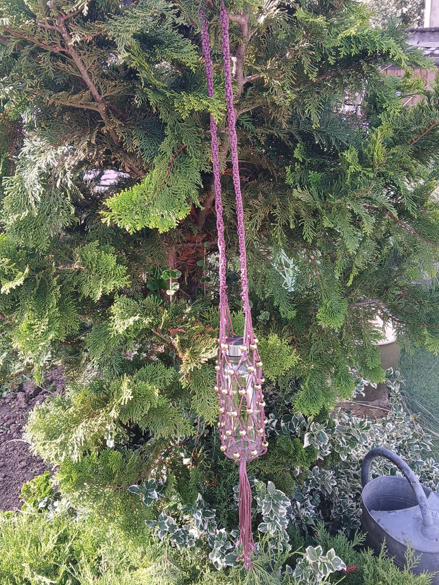 Sac bandoulière bouteille en macramé prune avec perles dorées