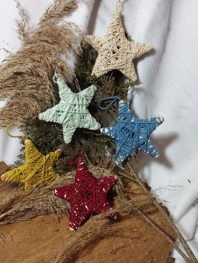 Etoile de Noël à suspendre en bois naturel et laine