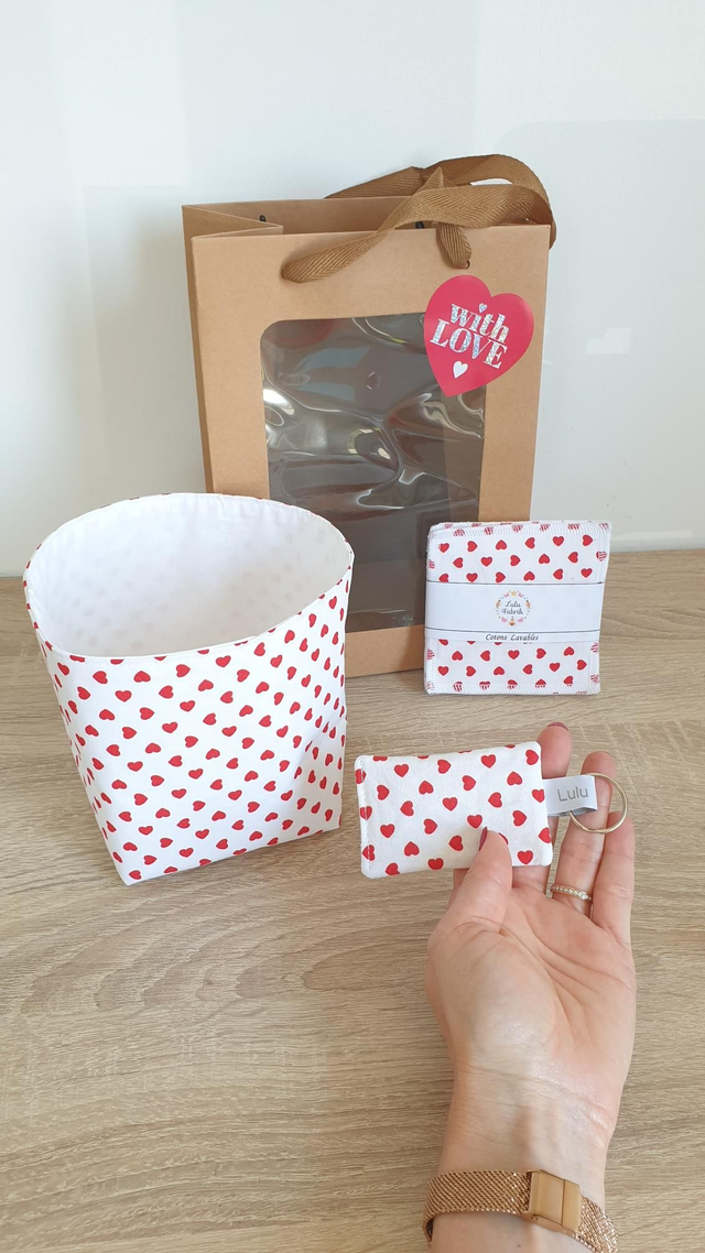 Coffret panier +4 cotons démaquillants + porte clés cœurs rouge