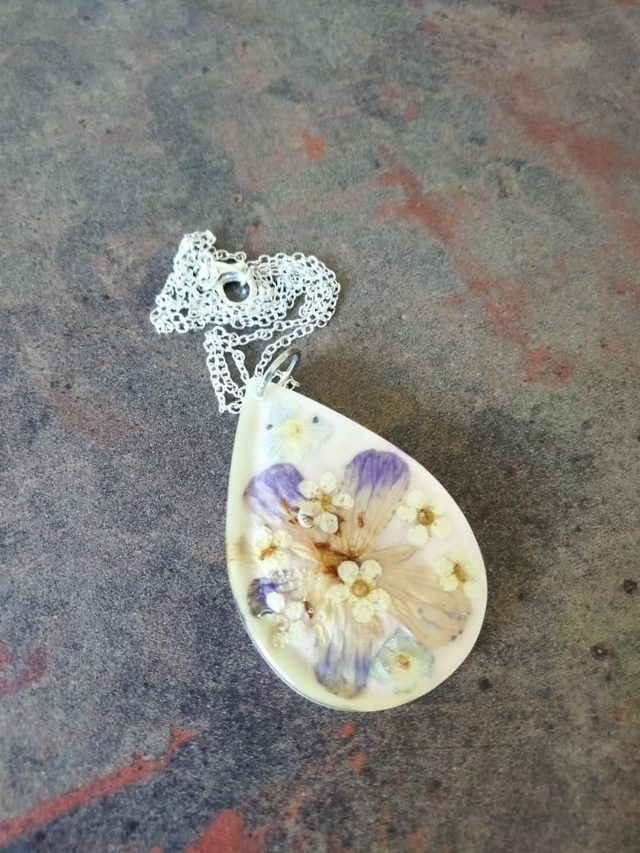 Pendentif en résine époxy fond blanc glossy avec insertion de fleurs séchées 