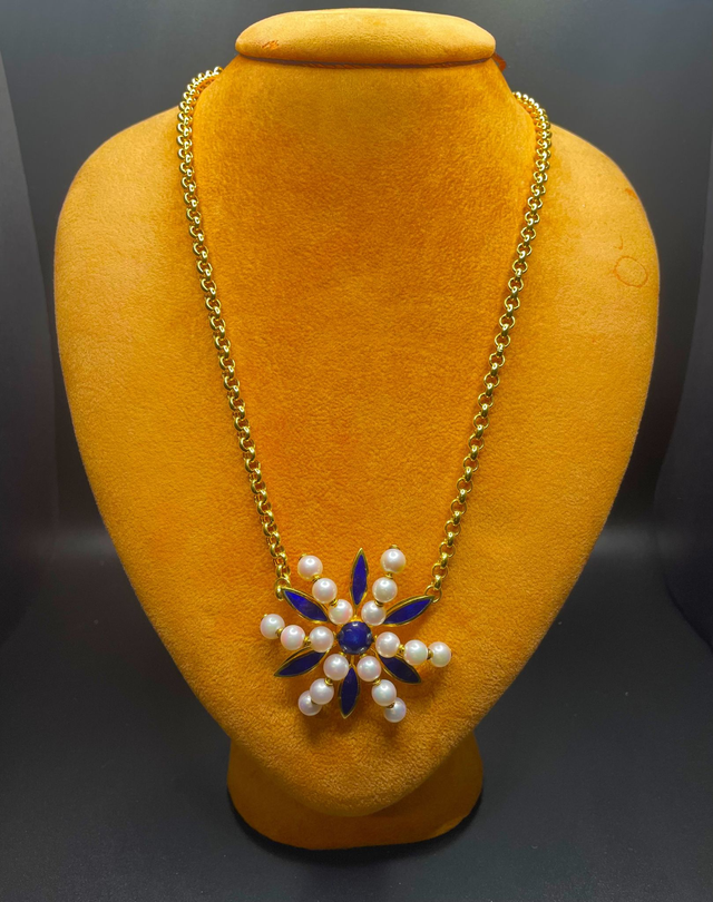 Fioritura Regale – Collana in Oro 18kt con Smalto Blu e Perle Naturali