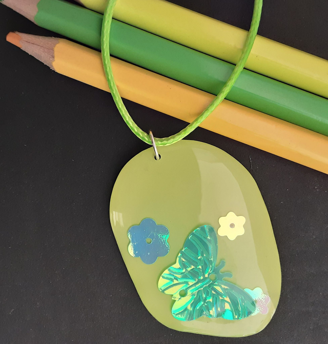 médaillon vert pomme papillon irisé vert et fleurs