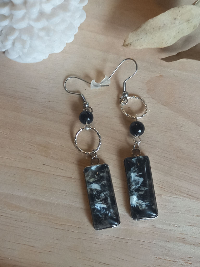 Boucles d&#039;oreilles asymétriques - cabochon rectangle effets-noir / cercle texturé métal argenté / perle noire / argenté 