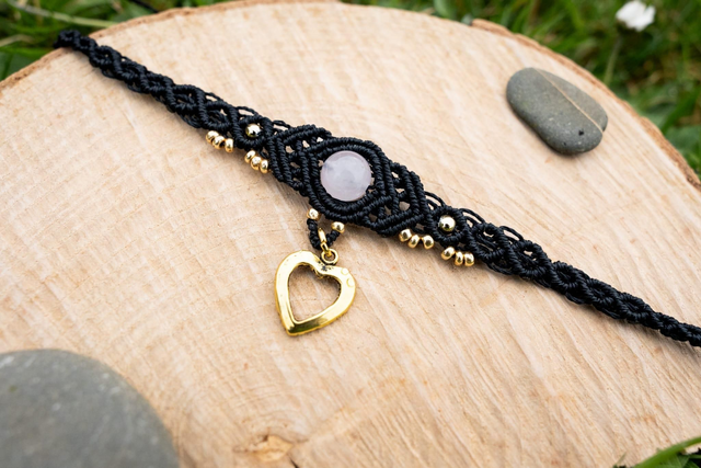 Ras de cou en micro-macramé noir avec perle Quartz Rose