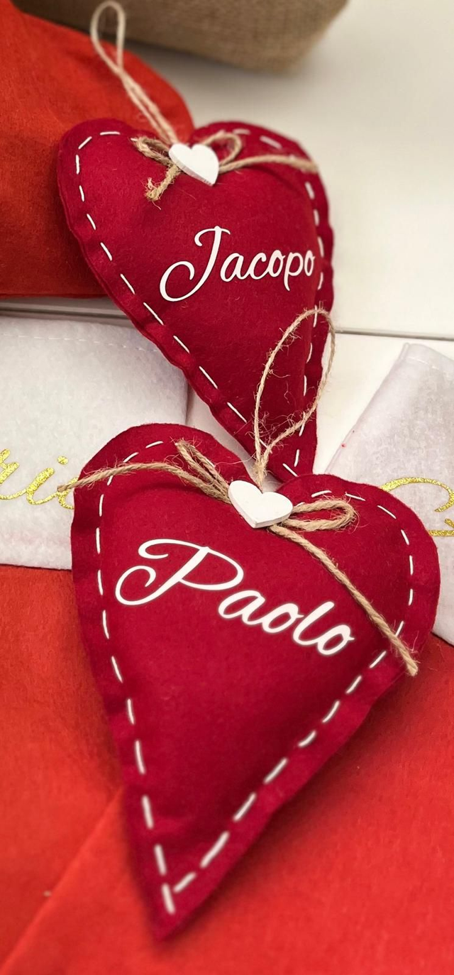 Cuore in panno ROSSO con impunture bianche e cuoricino in legno