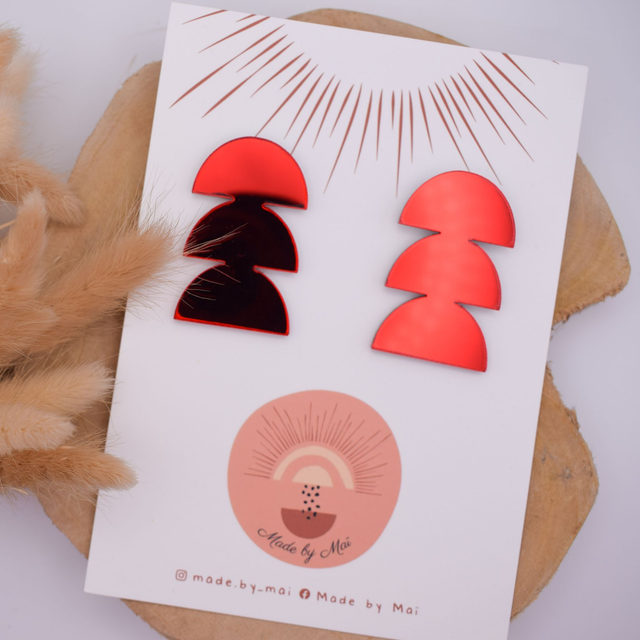 Boucles d&#039;oreilles rouges en plexi