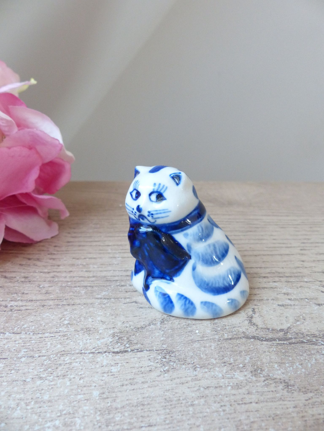 Figurine Chat en Céramique Bleu Cobalt et Blanc Peint Main – Petit Chat Assis avec Ruban – Miniature Vintage – Cadeau Amoureux des Chats